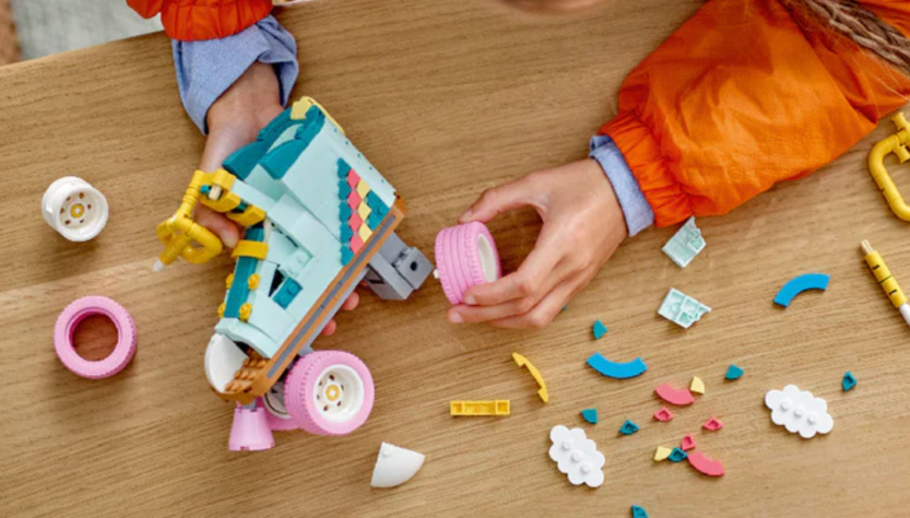 bo-lap-rap-giay-truot-retro-lego-khoi-goi-sang-tao