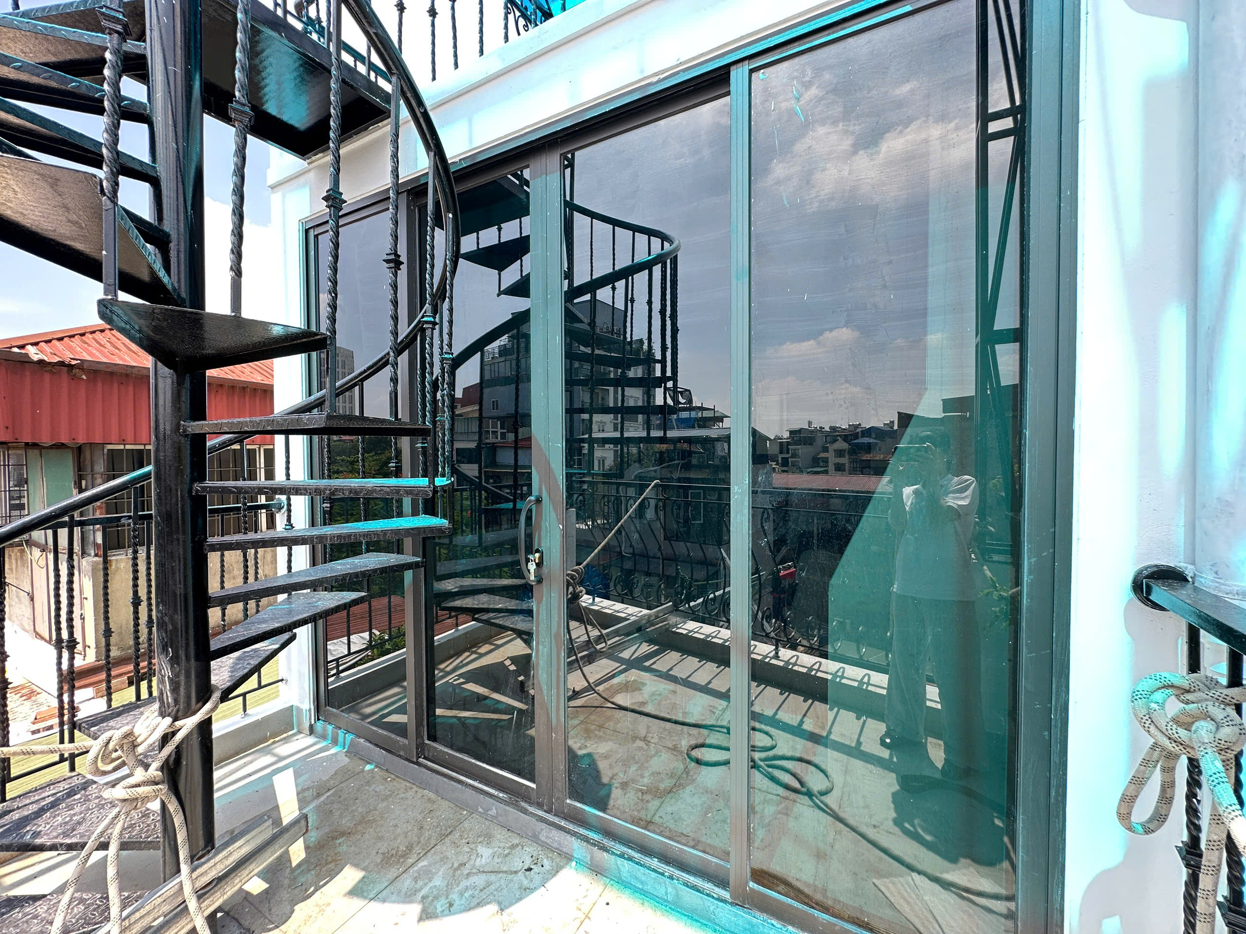 Dán phim cách nhiệt cho cửa kính nhà phố có đảm bảo tính riêng tư không?